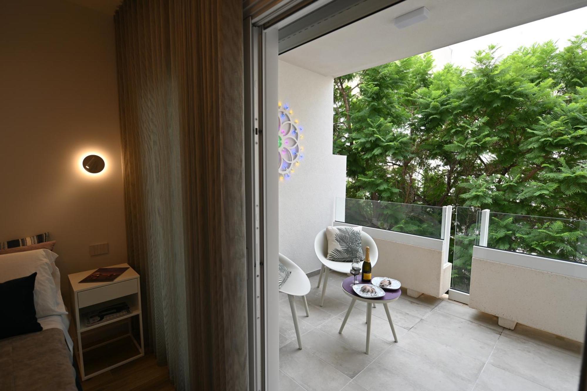Me Too - Exclusive Apartment